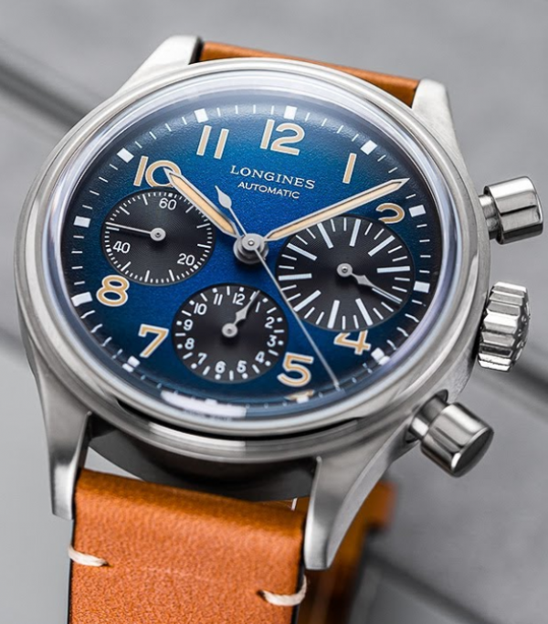 Jam tangan dengan bezel berlapis titanium